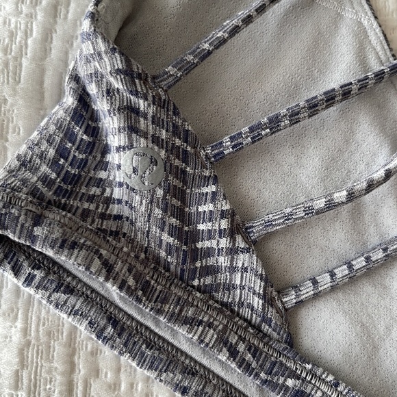 Sports bra in gray and blue geometric pattern size 6 - Picture 3 of 3